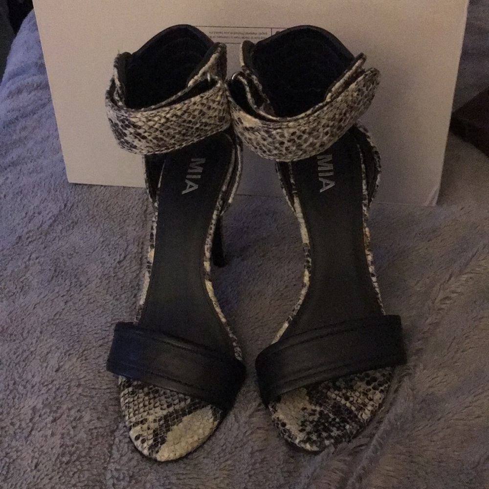 Strap sandals